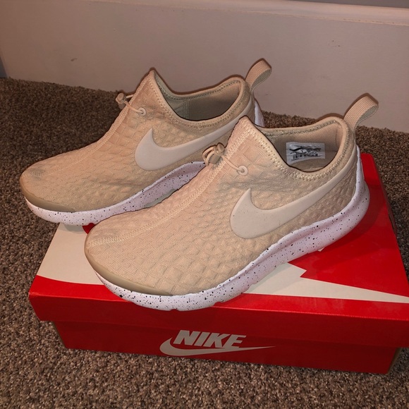 Nike Shoes - Nike Aptare